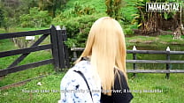 Блондиночка разминает крупные сисяндры и ласкает подросшие соски перед вебкамерой